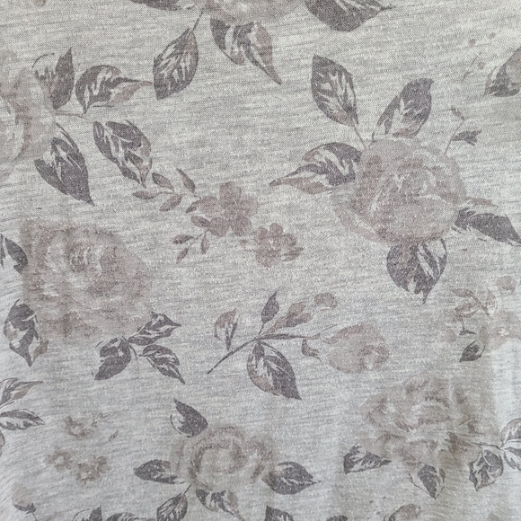 ✨️5 for $25✨️ Xs Kismet Floral Grey T-shirt - Picture 2 of 4